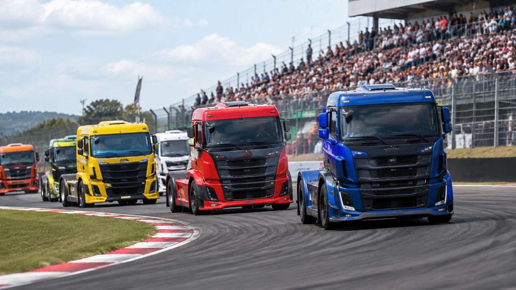 découvrez l’univers spectaculaire des courses de camions : puissance, vitesse et adrénaline au rendez-vous sur des circuits hors du commun.