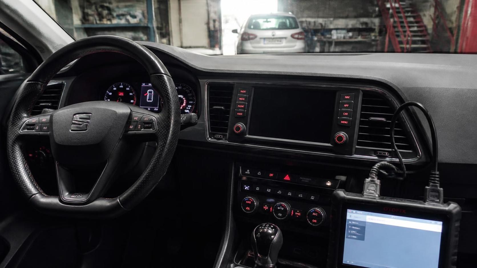 découvrez les causes possibles pour un autoradio sous tension mais éteint, et explorez des solutions pratiques pour le réparer rapidement.