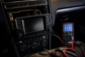 Autoradio sous tension mais reste éteint : causes et solutions à explorer