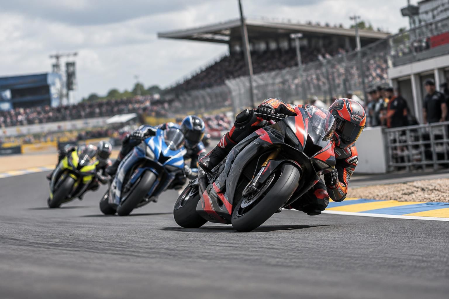 découvrez les premiers tours et les performances des pilotes lors des tests motogp au mans, en avant-première.